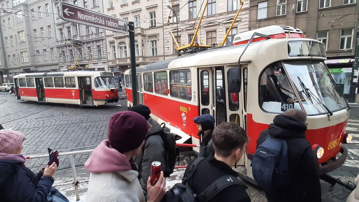 Obrazem: Nehoda tramvaje zastavila dopravu v centru Prahy. Vjela až na chodník